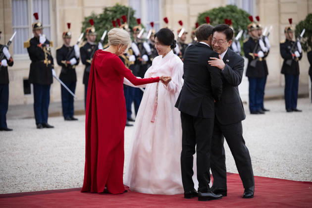 News Bilder des Tages #2 French State dinner for South Korea s President - Paris France s President Emmanuel Macron and his wife Brigitte Macron welcome South Korea s President Lee Jae Myung and his wife Kim Hye Kyung before for a State dinner organised by France s President Emmanuel Macron for South Korea s President Lee Jae Myung at the Elysee Presidential Palace, in Paris on September 8, 2026.Photo by Eliot Blondet ABACAPRESS.COM Paris France France  Copyright: xBlondetxEliot ABACAx