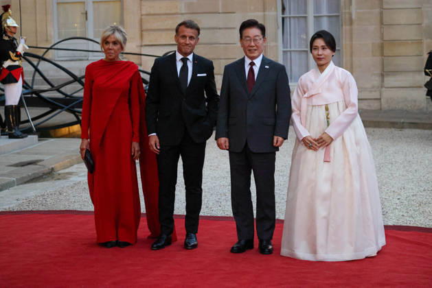 DiÌ‚ner d Etat en l honneur de Mr LEE Jae Myung, PreÌsident de la ReÌpublique de CoreÌe Emmanuel Macron et Brigitte Macron recoivent Mr LEE Jae Myung, PreÌsident de la ReÌpublique de CoreÌe et son à pouse, Kim Hye-kyung, à l occasion d un diner d à tat au Palais de l Elysà e à Paris, le 8 septembre 2026. French President, Emmanuel Macron and his wife, Brigitte Macron hosted Mr. LEE Jae Myung, President of the Republic of Korea, and his wife, Kim Hye-kyung, at a state dinner at the Elysà e Palace in Paris on September 8, 2026. Copyright: xFabricexChasseryx