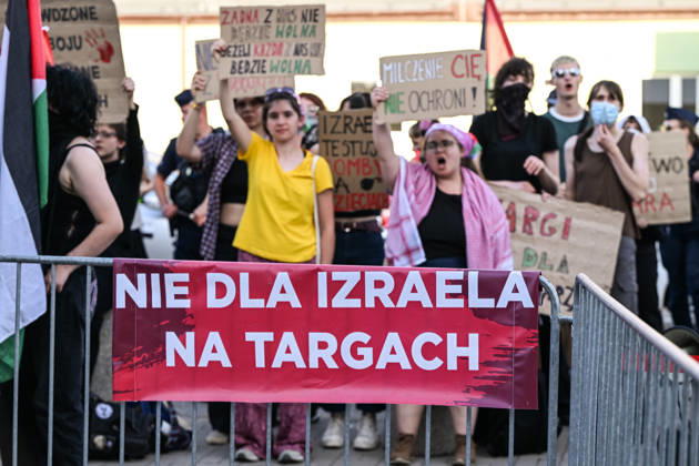 Anti-Israel Rally Outside Opening Day Of MSPO 2026 Defense Salon In Kielce KIELCE, POLAND - SEPTEMBER 8: Anti-Israel protesters shout slogans and display handmade placards--including a prominent front banner reading NIE DLA IZRAELA NA TARGACH (No for Israel at the trade fair)--during a demonstration organized by the Expos Without Criminals ( Targi Bez Zbrodniarzy ) coalition outside the Targi Kielce exhibition center gates to demand the exclusion of Israeli weapons companies on the opening day of the 34th International Defence Industry Exhibition (MSPO) on September 8, 2026. Kielce Poland  Copyright: xArturxWidakx originalFilename: widak-antiisra260908_np114.jpg