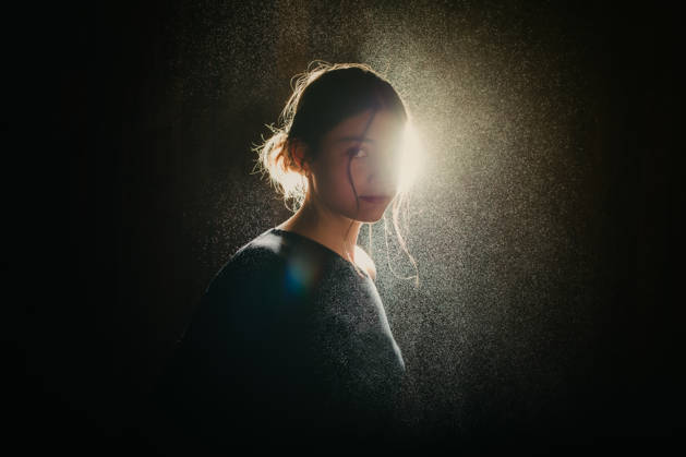Woman looking over her shoulder in bright backlight Lyons, Colorado, United States CR_SABO260908A-2119447-01 ,model released, Symbolfoto ,property released
