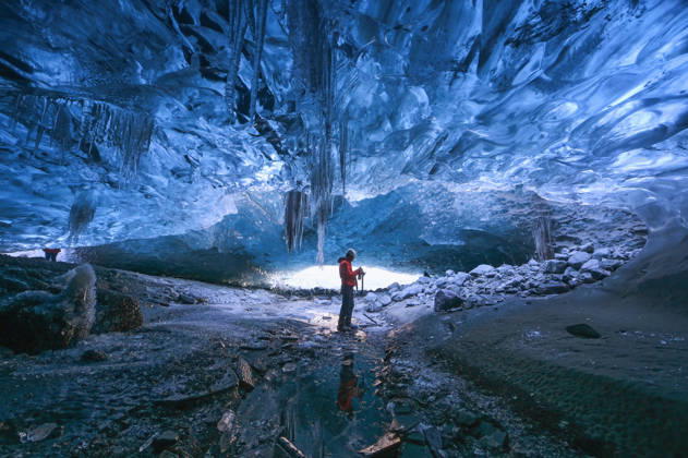 Tourist standing in an ice cave in Vatnajökull glacier Iceland Ísafjörður, Ísafjarðarbær, Iceland CR_SSBW260908-2120542-01 ,model released, Symbolfoto ,property released