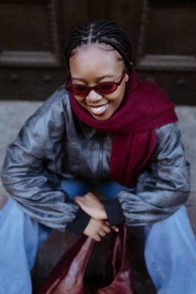 High angle view of a stylish Black woman smiling Cape Town, Western Cape, South Africa CR_YNJN260826-2111682-01 ,model released, Symbolfoto ,property released