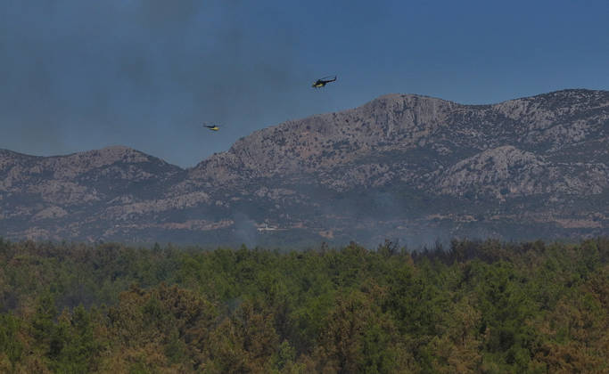 Firefighting efforts continue at the wildfire in Antalya ANTALYA, TURKIYE - SEPTEMBER 9: Firefighters respond to a forest fire both from the air in the Aksu district of Antalya, Turkiye on September 9, 2026. Orhan Cicek Anadolu Antalya Turkey. Editorial use only. Please get in touch for any other usage.  Copyright: x2026xAnadoluxOrhanxCicekx