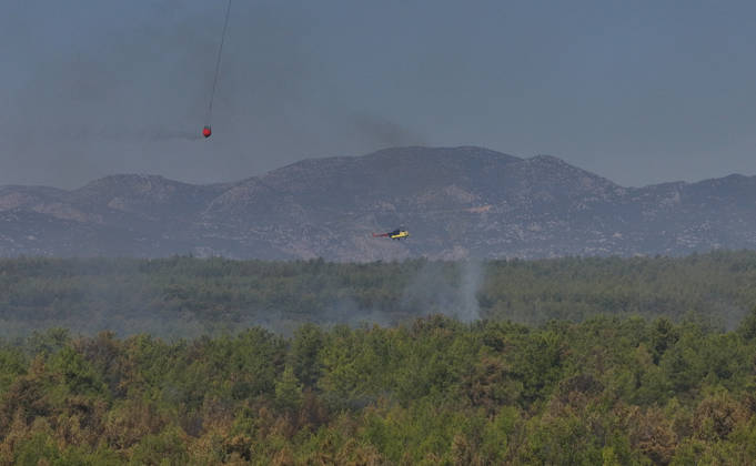 Firefighting efforts continue at the wildfire in Antalya ANTALYA, TURKIYE - SEPTEMBER 9: Firefighters respond to a forest fire both from the air in the Aksu district of Antalya, Turkiye on September 9, 2026. Orhan Cicek Anadolu Antalya Turkey. Editorial use only. Please get in touch for any other usage.  Copyright: x2026xAnadoluxOrhanxCicekx
