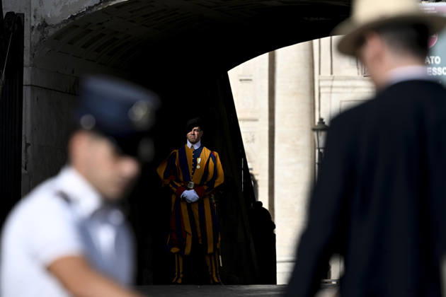 September 9, 2026, Vatican City, Vatican City: A Swiss guard during the weekly General Audience leaded by Pope Leo in Saint Peter s Square, Vatican City, 9 September 2026. ANSA RICCARDO ANTIMIANI. Vatican City Vatican City  - ZUMAa110 20260909_zaf_a110_005 Copyright: xRiccardoxAntimianix
