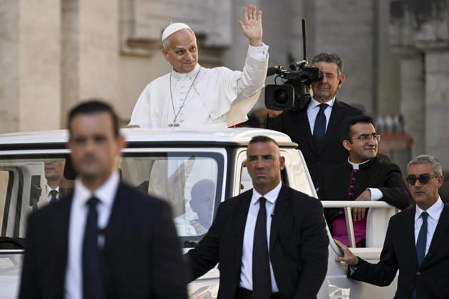 September 9, 2026, Vatican City, Vatican City: Pope Leo waves at faithfuls during his weekly General Audience in Saint Peter s Square, Vatican City, 9 September 2026. ANSA RICCARDO ANTIMIANI. Vatican City Vatican City  - ZUMAa110 20260909_zaf_a110_004 Copyright: xRiccardoxAntimianix
