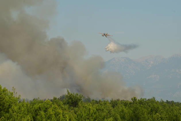 Firefighting efforts continue against wildfire in Turkiye s Antalya ANTALYA, TURKIYE - SEPTEMBER 09: A firefighting aircraft drops water over a wildfire that broke out in a forested area in Antalya s Aksu and Kepez districts on the evening of September 07 and spread across a wide area, as firefighting efforts continue from the air and on the ground in Antalya, Turkiye, on September 09, 2026. Orhan Cicek Anadolu Antalya Turkey. Editorial use only. Please get in touch for any other usage.  Copyright: x2026xAnadoluxOrhanxCicekx