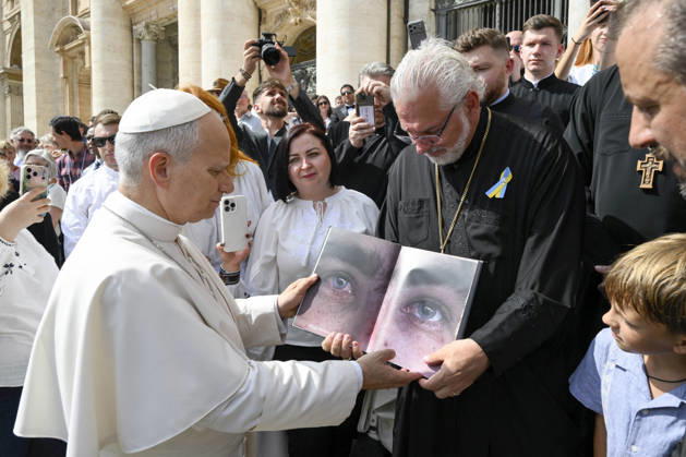 Pope Leo XIV leads The General Audience - Vatican Pope Leo XIV looks at a book with photos about the war in Ukraine during the weekly general audience in Saint Peter’s square, Vatican on September 9, 2026. Photo by (EV) Simone Risoluti Vatican Media ABACAPRESS.COM Rome  Copyright: xABACAx