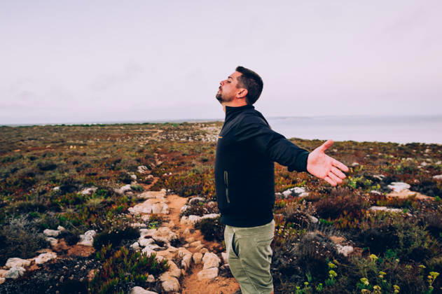 Young man walking down coastal trail at sunset in Sagres, Portugal Sagres, Faro, Portugal R_KAVRGD201019B-493985-01 ,model released, Symbolfoto ,property released
