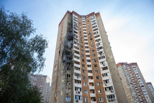 A 24-storey apartment block is damaged by a Russian attack in the Darnytskyi district of Kyiv, Ukraine, September 9, 2026. On Wednesday morning, September 9, a Russian drone hit the 24-storey building on the 12th floor. According to police, five people were injured, including a pregnant woman. (Photo by Danylo Antoniuk Ukrinform) Apartment block hit by Russian drone in Kyiv  Copyright: xDanyloxAntoniukx