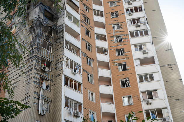 A 24-storey apartment block is damaged by a Russian attack in the Darnytskyi district of Kyiv, Ukraine, September 9, 2026. On Wednesday morning, September 9, a Russian drone hit the 24-storey building on the 12th floor. According to police, five people were injured, including a pregnant woman. (Photo by Danylo Antoniuk Ukrinform) Apartment block hit by Russian drone in Kyiv  Copyright: xDanyloxAntoniukx