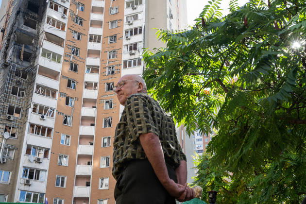 People face a 24-storey apartment block damaged by a Russian attack in the Darnytskyi district of Kyiv, Ukraine, September 9, 2026. On Wednesday morning, September 9, a Russian drone hit the 24-storey building on the 12th floor. According to police, five people were injured, including a pregnant woman. (Photo by Danylo Antoniuk Ukrinform) Apartment block hit by Russian drone in Kyiv  Copyright: xDanyloxAntoniukx