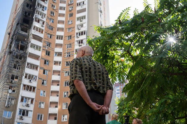People face a 24-storey apartment block damaged by a Russian attack in the Darnytskyi district of Kyiv, Ukraine, September 9, 2026. On Wednesday morning, September 9, a Russian drone hit the 24-storey building on the 12th floor. According to police, five people were injured, including a pregnant woman. (Photo by Danylo Antoniuk Ukrinform) Apartment block hit by Russian drone in Kyiv  Copyright: xDanyloxAntoniukx