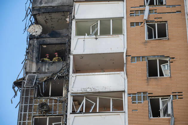 State Emergency Service rescue workers look out from a window in a 24-storey apartment block damaged by a Russian attack in the Darnytskyi district of Kyiv, Ukraine, September 9, 2026. On Wednesday morning, September 9, a Russian drone hit the 24-storey building on the 12th floor. According to police, five people were injured, including a pregnant woman. (Photo by Danylo Antoniuk Ukrinform) Apartment block hit by Russian drone in Kyiv  Copyright: xDanyloxAntoniukx