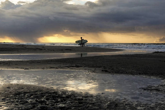 September 9, 2026, Isle Of Palms, Sc, United States: Surfers carry their surfboards along the beach during sunrise as a storm passes over the Atlantic Ocean, September 9, 2026 in Isle of Palms, South Carolina. Isle Of Palms United States  - ZUMAe02_ 20260909_zaf_e02_001 Copyright: xRichardxEllisx