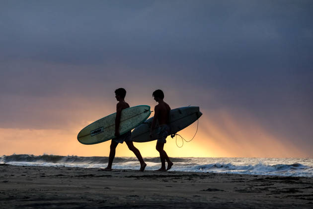 September 9, 2026, Isle Of Palms, Sc, United States: Surfers carry their surfboards along the beach during sunrise as a storm passes over the Atlantic Ocean, September 9, 2026 in Isle of Palms, South Carolina. Isle Of Palms United States  - ZUMAe02_ 20260909_zaf_e02_003 Copyright: xRichardxEllisx