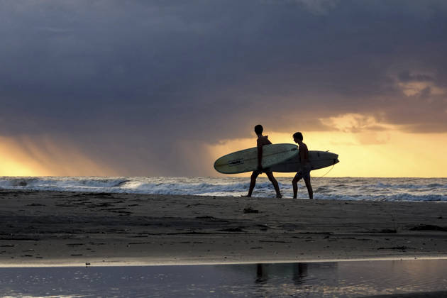 September 9, 2026, Isle Of Palms, Sc, United States: Surfers carry their surfboards along the beach during sunrise as a storm passes over the Atlantic Ocean, September 9, 2026 in Isle of Palms, South Carolina. Isle Of Palms United States - ZUMAe02_ 20260909_zaf_e02_004 Copyright: xRichardxEllisx