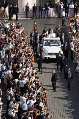 Pope Leo XIV At Weekly General Audience - Vatican City His Holiness Pope Leo XIV attends the weekly general audience at St Peter s Square in Vatican City, Vatican City on September 9, 2026. Photo by Andrea Bracaglia ABACAPRESS.COM Vatican Vatican City Vatican (or Holy See)  Copyright: xBracagliaxAndrea ABACAx