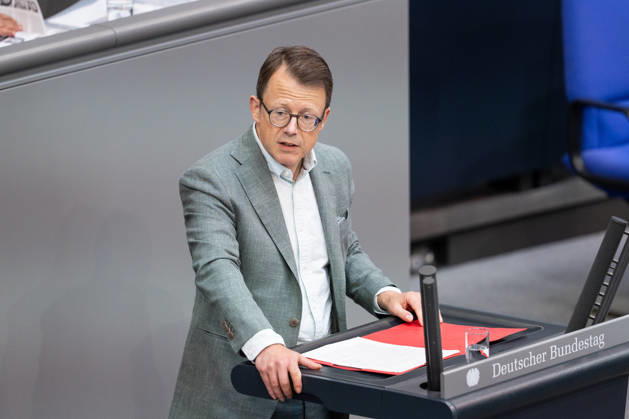 September 9, 2026, GER, Berlin, 92nd session of the German Bundestag in the plenary hall of the Reichstag building; Ulrich Thoden of Die Linke stands at the lectern, gesturing, expressing emotions through facial expressions Copyright: xnordphotoxGmbHx xChristianxSchulzex