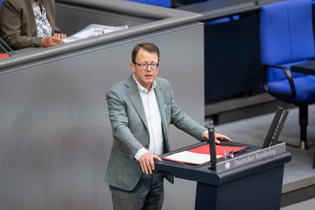 September 9, 2026, GER, Berlin, 92nd session of the German Bundestag in the plenary hall of the Reichstag building; Ulrich Thoden of Die Linke stands at the lectern, gesturing, expressing emotions through facial expressions Copyright: xnordphotoxGmbHx xChristianxSchulzex