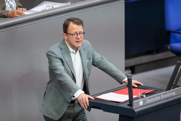 September 9, 2026, GER, Berlin, 92nd session of the German Bundestag in the plenary hall of the Reichstag building; Ulrich Thoden of Die Linke stands at the lectern, gesturing, expressing emotions through facial expressions Copyright: xnordphotoxGmbHx xChristianxSchulzex