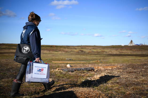 Russia Parliamentary Election Early Voting 9239457 09.09.2026 A member of the local commission carries a mobile ballot box during the early voting in remote areas ahead of State Duma elections at a reindeer camping ground, in Yamalo-Nenets Autonomous Area, Russia. Russians will vote in State Duma, the lower house of parliament, and municipal elections over three days, from September 18-20. Alexandr Kryazhev Sputnik Yamalo-Nenets Autonomous Area Russia  Copyright: xAlexandrxKryazhevx