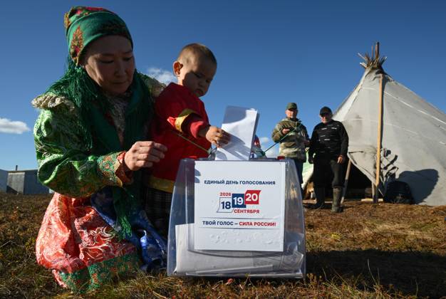Russia Parliamentary Election Early Voting 9239456 09.09.2026 A member of a local indigenous community with a child casts her ballot during the early voting in remote areas ahead of State Duma elections at a reindeer camping ground, in Yamalo-Nenets Autonomous Area, Russia. Russians will vote in State Duma, the lower house of parliament, and municipal elections over three days, from September 18-20. Alexandr Kryazhev Sputnik Yamalo-Nenets Autonomous Area Russia  Copyright: xAlexandrxKryazhevx