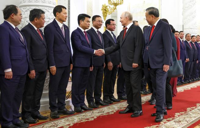 Russia Vietnam 9239489 09.09.2026 Russian President Vladimir Putin and Vietnamese President To Lam greet members of Vietnam s delegation during an official welcome ceremony before their meeting at the Kremlin in Moscow, Russia. Alexander Kazakov Sputnik Moscow Russia  Copyright: xAlexanderxKazakovx