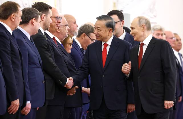 Russia Vietnam 9239490 09.09.2026 Vietnamese President To Lam and Russian President Vladimir Putin greet members of Russia s delegation during an official welcome ceremony before their meeting at the Kremlin in Moscow, Russia. Geodakyan Artem Sputnik Moscow Russia  Copyright: xGeodakyanxArtemx