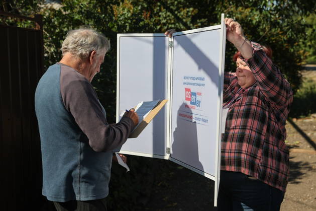 RUSSIA, DONETSK - SEPTEMBER 9, 2026: Citizens participate in early voting in the 2026 State Duma elections at Oktyabrsky. Dmitry Yagodkin TASS  97412812
