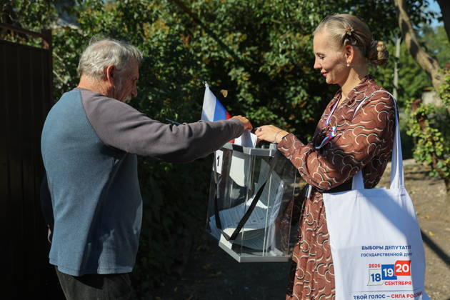 RUSSIA, DONETSK - SEPTEMBER 9, 2026: Citizens participate in early voting in the 2026 State Duma elections in Oktyabrsky. Dmitry Yagodkin TASS  97412816