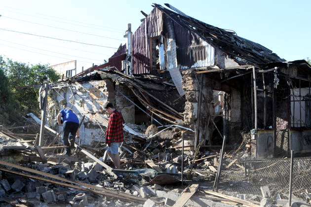 Aftermath of Russian drone attack in Dnipro People inspect a private house destroyed in a Russian drone attack in Dnipro, Ukraine, on September 9, 2026. On Wednesday night, September 9, Russian drones struck the eastern Ukrainian city. The attack caused fires at warehouses storing building materials and at a private house. Rescuers freed three people, including a 15-year-old boy, from the basement of the damaged home. A 51-year-old man and a 52-year-old woman were taken to hospital. Dnipro Ukraine  Copyright: xMykolaxMiakshykovx originalFilename: ukrinform-aftermat260909_np4KH.jpg