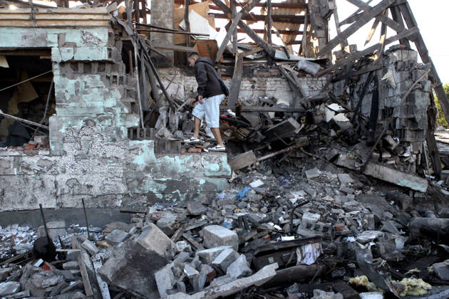 Aftermath of Russian drone attack in Dnipro A man examines a private house destroyed in a Russian drone attack in Dnipro, Ukraine, on September 9, 2026. On Wednesday night, September 9, Russian drones struck the eastern Ukrainian city. The attack caused fires at warehouses storing building materials and at a private house. Rescuers freed three people, including a 15-year-old boy, from the basement of the damaged home. A 51-year-old man and a 52-year-old woman were taken to hospital. Dnipro Ukraine  Copyright: xMykolaxMiakshykovx originalFilename: ukrinform-aftermat260909_np7tY.jpg
