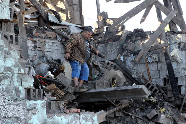 Aftermath of Russian drone attack in Dnipro A man examines a private house destroyed in a Russian drone attack in Dnipro, Ukraine, on September 9, 2026. On Wednesday night, September 9, Russian drones struck the eastern Ukrainian city. The attack caused fires at warehouses storing building materials and at a private house. Rescuers freed three people, including a 15-year-old boy, from the basement of the damaged home. A 51-year-old man and a 52-year-old woman were taken to hospital. Dnipro Ukraine  Copyright: xMykolaxMiakshykovx originalFilename: ukrinform-aftermat260909_npqL7.jpg