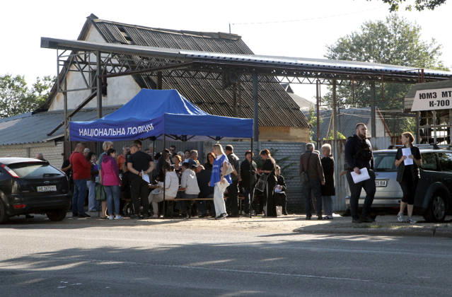 Aftermath of Russian drone attack in Dnipro People queue at a National Police tent to receive assistance and report war crimes after a Russian drone attack in Dnipro, Ukraine, on September 9, 2026. On Wednesday night, September 9, Russian drones struck the eastern Ukrainian city. The attack caused fires at warehouses storing building materials and at a private house. Rescuers freed three people, including a 15-year-old boy, from the basement of the damaged home. A 51-year-old man and a 52-year-old woman were taken to hospital. Dnipro Ukraine  Copyright: xMykolaxMiakshykovx originalFilename: ukrinform-aftermat260909_npTUn.jpg