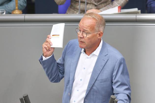 Berlin, Germany, September 9, 2026 German Bundestag 92nd Session of the Bundestag Budget Week Matthias Miersch (SPD) holds a copy of the Basic Law in his hand Copyright: xdtsxNachrichtenagenturx dts_133759