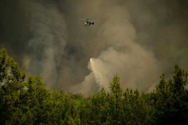 Firefighting efforts continue against wildfire in Turkiye s Antalya ANTALYA, TURKIYE - SEPTEMBER 09: A firefighting aircraft drops water over a wildfire that broke out in a forested area as firefighting efforts continue from the air and on the ground in Kizilli neighborhood of Kepez district, Antalya, Turkiye, on September 09, 2026. Orhan Cicek Anadolu Antalya Turkey. Editorial use only. Please get in touch for any other usage.  Copyright: x2026xAnadoluxOrhanxCicekx