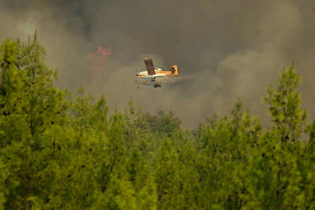 Firefighting efforts continue against wildfire in Turkiye s Antalya ANTALYA, TURKIYE - SEPTEMBER 09: A firefighting aircraft drops water over a wildfire that broke out in a forested area as firefighting efforts continue from the air and on the ground in Kizilli neighborhood of Kepez district, Antalya, Turkiye, on September 09, 2026. Orhan Cicek Anadolu Antalya Turkey. Editorial use only. Please get in touch for any other usage.  Copyright: x2026xAnadoluxOrhanxCicekx