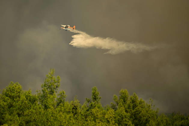 Firefighting efforts continue against wildfire in Turkiye s Antalya ANTALYA, TURKIYE - SEPTEMBER 09: A firefighting aircraft drops water over a wildfire that broke out in a forested area as firefighting efforts continue from the air and on the ground in Kizilli neighborhood of Kepez district, Antalya, Turkiye, on September 09, 2026. Orhan Cicek Anadolu Antalya Turkey. Editorial use only. Please get in touch for any other usage.  Copyright: x2026xAnadoluxOrhanxCicekx