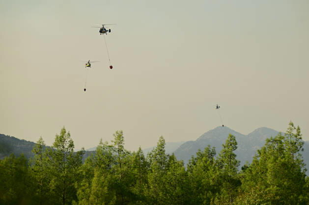 Firefighting efforts continue against wildfire in Turkiye s Antalya ANTALYA, TURKIYE - SEPTEMBER 09: Firefighting aircraft drop water over a wildfire that broke out in a forested area as firefighting efforts continue from the air and on the ground in Kizilli neighborhood of Kepez district, Antalya, Turkiye, on September 09, 2026. Orhan Cicek Anadolu Antalya Turkey. Editorial use only. Please get in touch for any other usage.  Copyright: x2026xAnadoluxOrhanxCicekx