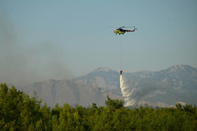 Firefighting efforts continue against wildfire in Turkiye s Antalya ANTALYA, TURKIYE - SEPTEMBER 09: A firefighting aircraft drops water over a wildfire that broke out in a forested area as firefighting efforts continue from the air and on the ground in Kizilli neighborhood of Kepez district, Antalya, Turkiye, on September 09, 2026. Orhan Cicek Anadolu Antalya Turkey. Editorial use only. Please get in touch for any other usage.  Copyright: x2026xAnadoluxOrhanxCicekx