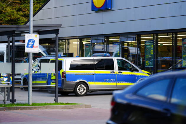 Ratzeburg: Police Operation Following a Homicide at a Lidl in Ratzeburg, September 9, 2026; Police at the Scene; Police Operation Following a Homicide at a Lidl in Ratzeburg, September 9, 2026 Copyright: xEibner-Pressefoto MarcelxvonxFehrnx EP_MFN