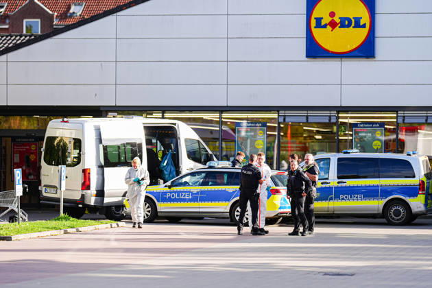 Ratzeburg: Police operation following a homicide at a Lidl in Ratzeburg, September 9, 2026; Forensic investigators and police at the crime scene. Police operation following a homicide at a Lidl in Ratzeburg, September 9, 2026 Copyright: xEibner-Pressefoto MarcelxvonxFehrnx EP_MFN