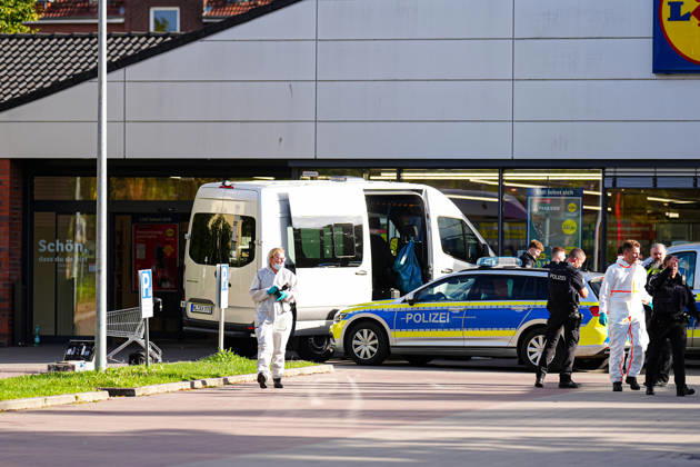 Ratzeburg: Police operation following a homicide at a Lidl in Ratzeburg, September 9, 2026; Forensic investigators and police at the crime scene. Police operation following a homicide at a Lidl in Ratzeburg, September 9, 2026 Copyright: xEibner-Pressefoto MarcelxvonxFehrnx EP_MFN