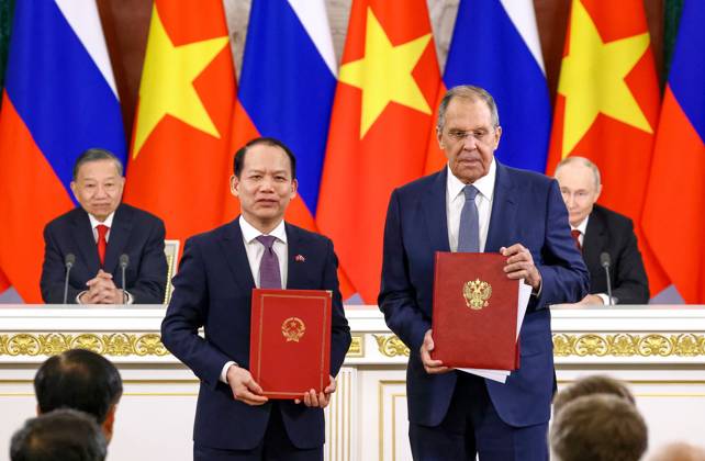 Russia Vietnam 9239617 09.09.2026 Vietnamese Justice Minister Thanh Tung Hoang and Russian Foreign â Minister Sergey Lavrov exchange signed documents following a meeting between Russian President Vladimir Putin and Vietnamese President To Lam at the Kremlin in Moscow, Russia. Geodakyan Artem Sputnik Moscow Russia  Copyright: xGeodakyanxArtemx