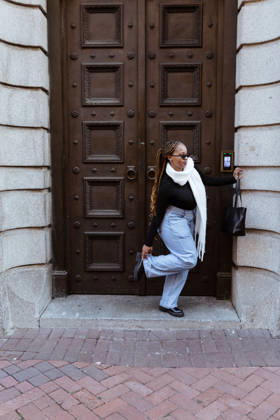 Stylish woman with braids using a modern door entry system Cape Town, Western Cape, South Africa R_YNJN260826-2111698-01 ,model released, Symbolfoto ,property released