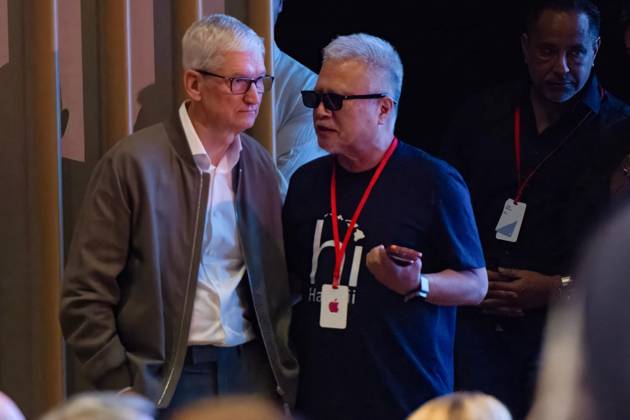September 9, 2026, Cupertino, United States: Former Apple CEO Tim Cook (L) attends the company s latest product announcement at an Apple event at the Steve Jobs Theater in Apple Park in Cupertino, California, on September 9, 2026. ( AFP) Cupertino United States  - ZUMAa110 20260909_zaf_a110_073 Copyright: xKarlxMondonx