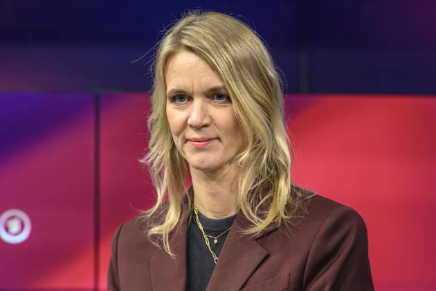 In the photo, from left: Julie Kurz, ARD, Germany, Berlin, studio, guest on Maischberger, political talk show, TV, program, with host Sandra Maischberger, Das Erste, from Studio 20 in Adlershof, September 9, 2026, Copyright: HMBxMedia UwexKoch