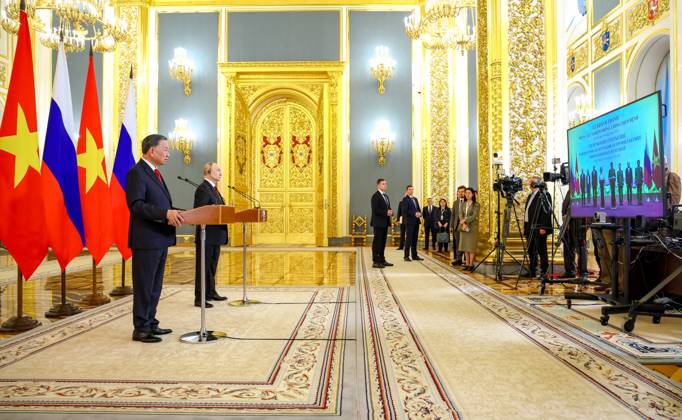 Russia Vietnam 9239839 09.09.2026 Vietnamese President To Lam and Russian President Vladimir Putin take part via videoconference in the opening of a laboratory for the study and prevention of infectious diseases at the Joint Russian-Vietnamese Tropical Research and Technology Centre in Hanoi during their meeting at the Kremlin in Moscow, Russia. Alexander Kazakov Sputnik Moscow Russia  Copyright: xAlexanderxKazakovx
