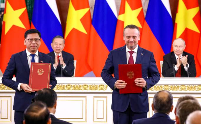 Russia Vietnam 9239807 09.09.2026 Vietnamese Deputy Minister of Construction Nguyen Xuan Sang and Russian Transport Minister Andrey Nikitin exchange signed documents following a meeting between Russian President Vladimir Putin and Vietnamese President To Lam at the Kremlin in Moscow, Russia. Geodakyan Artem Sputnik Moscow Russia  Copyright: xGeodakyanxArtemx